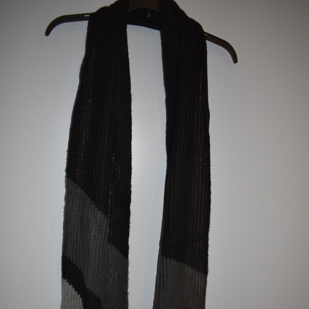 Black and grey knit scarf